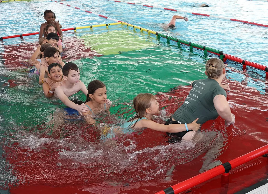 Kinder im Wasser.