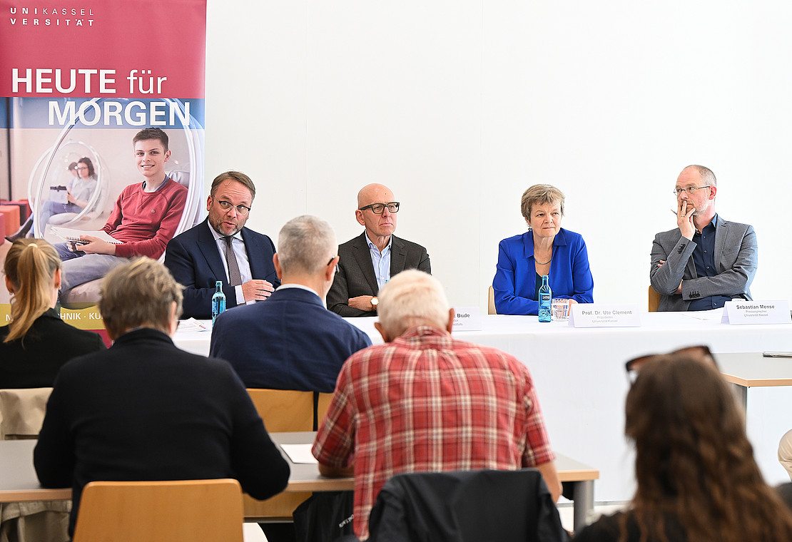 vier Menschen auf dem Podium.