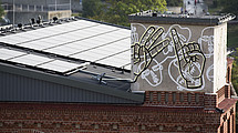 Das Foto zeigt eine Solaranlage auf dem Dach des Studierendenhauses der Universität Kassel. 