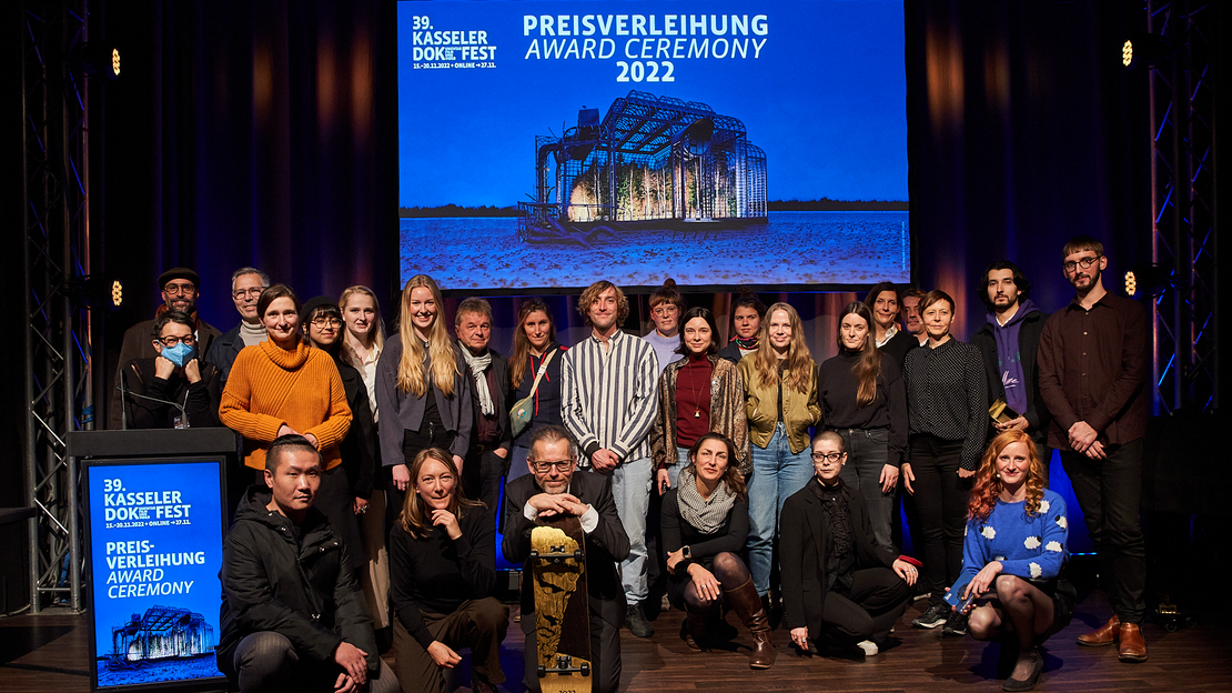 Gruppenfoto mit den Preisträgerinnen und Preisträgern des Kasseler Dokfest. Foto: Kathrin Maurer.