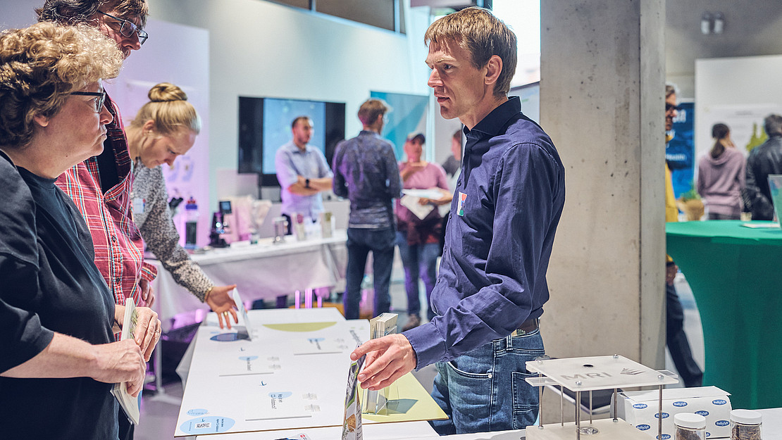 Dr. Benedikt Jahnke from the University of Kassel presents new insect-based foods at a public event.