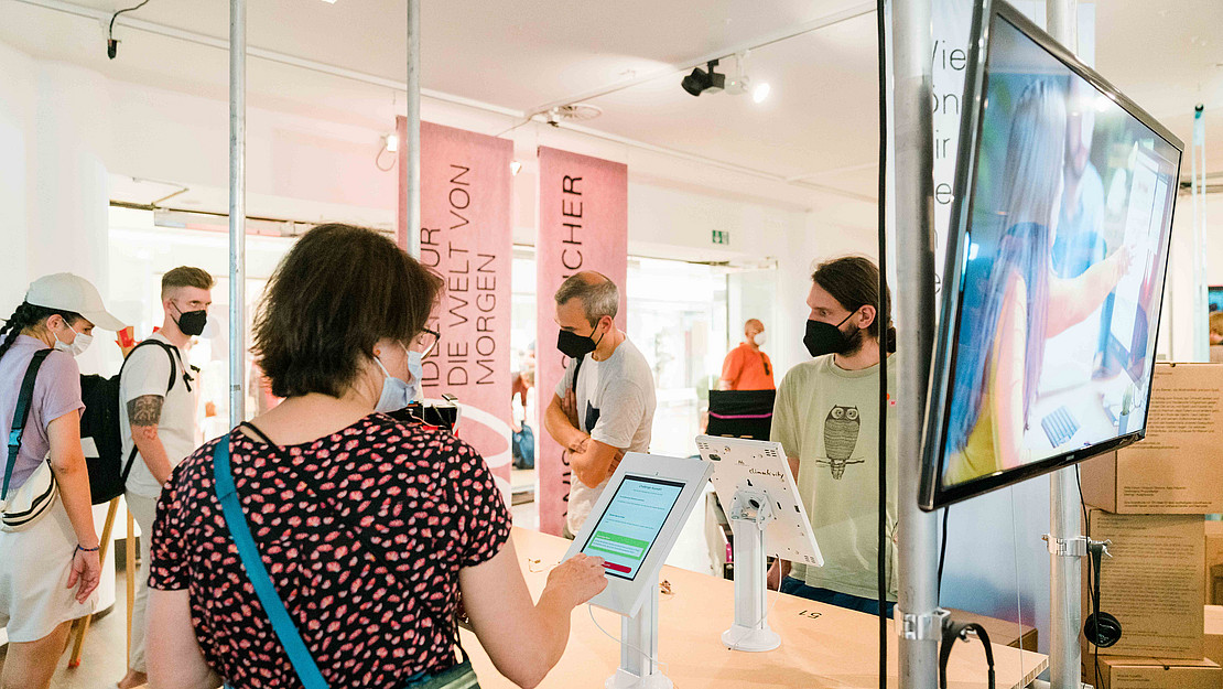 Visitors at the "Knowledge Memory" exhibition in the Königsgalerie.