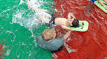Ein Sportstudent lehrt schwimmen.