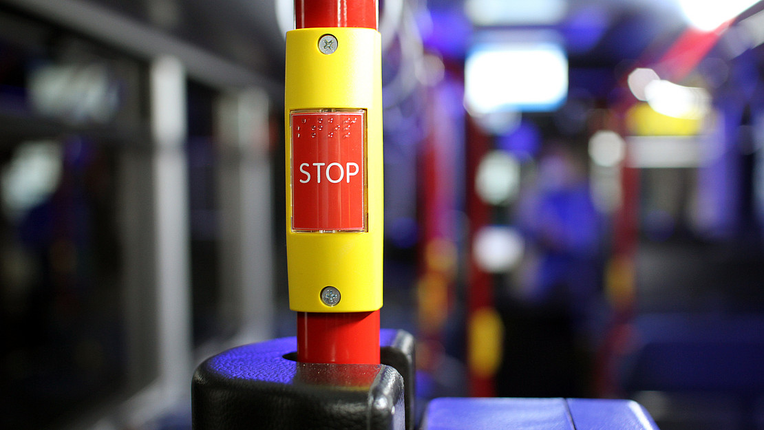 Nahaufnahme Stopknopf in einem Bus, Hintergrund vorschwommen.