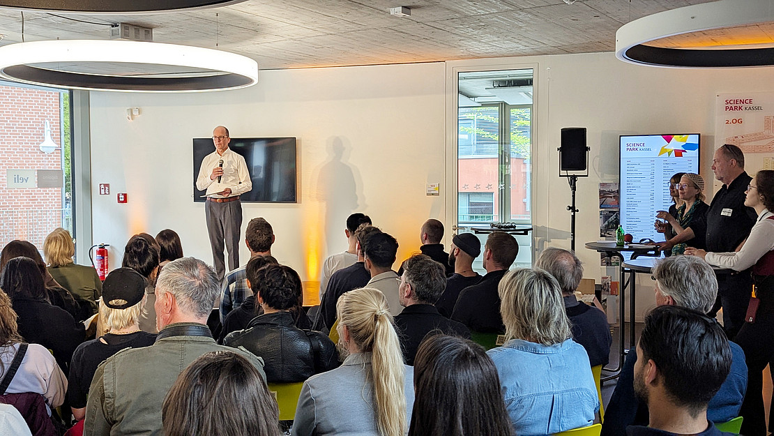 Dr. Oliver Fromm, Kanzler der Universität Kassel, bei einer Rede während der Preisverleihung des UNIKAT Ideenwettbewerbs im vergangenen Jahr im Science Park Kassel.