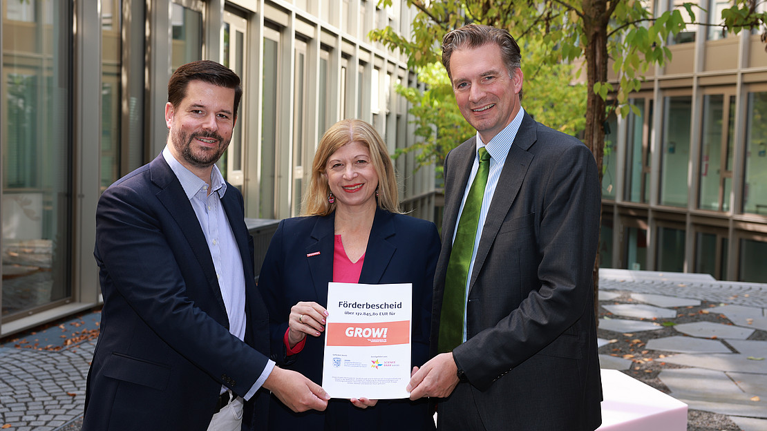In Kassel freuen sich die Gesellschafter des Science Park Kassel ebenfalls über den Fördermittelbescheid. Auf dem Bild v.l.n.r.: Matthias Nölke (Wirtschaftsdezernent der Stadt Kassel), Prof. Dr. Rita Borromeo Ferri (Vi¬ze¬prä¬si¬den¬tin der Universität Kassel), Sven Schoeller (Oberbürgermeister der Stadt Kassel)