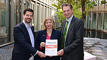 In Kassel freuen sich die Gesellschafter des Science Park Kassel ebenfalls über den Fördermittelbescheid. Auf dem Bild v.l.n.r.: Matthias Nölke (Wirtschaftsdezernent der Stadt Kassel), Prof. Dr. Rita Borromeo Ferri (Vi¬ze¬prä¬si¬den¬tin der Universität Kassel), Sven Schoeller (Oberbürgermeister der Stadt Kassel)