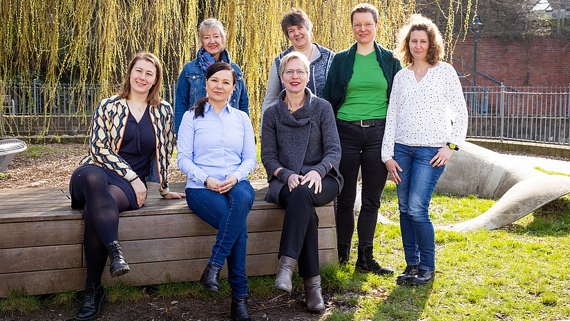 Das Team der Forschungsförderung unter der Weide auf dem Campus der Universität Kassel