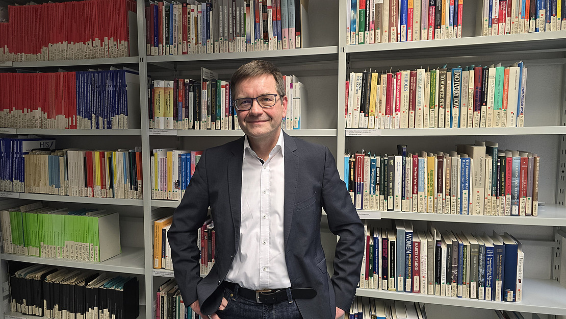 Bünstorf in the library. 