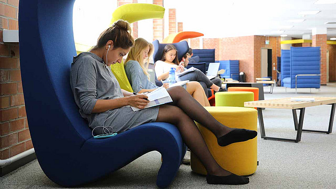 Lernsituation in der Bibliothek