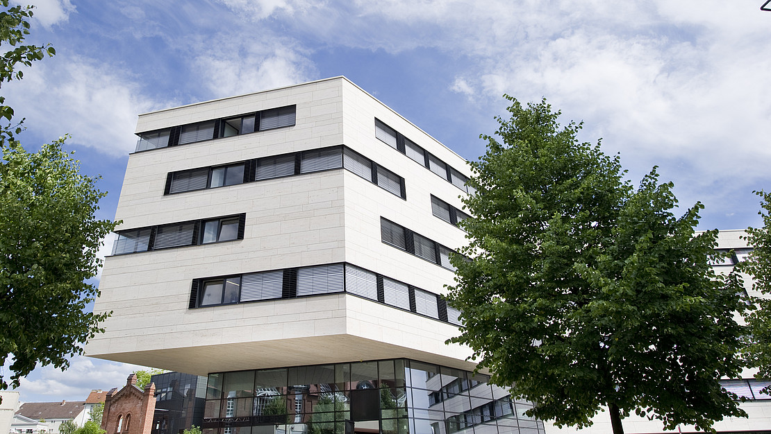 The photo shows the Institute for Humanities and Cultural Studies at the University of Kassel