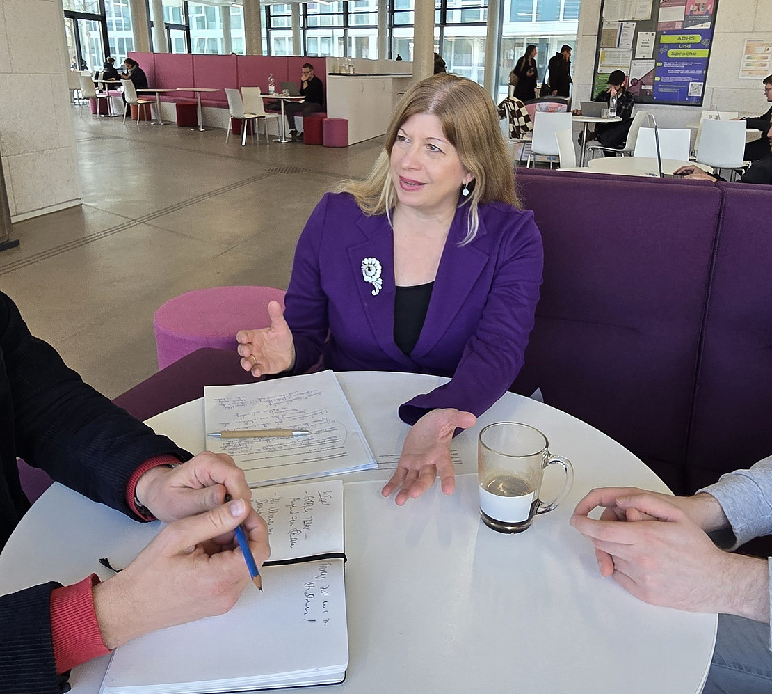 Interviewsituation mit Rita Borromeo Ferri am Tisch sitzend