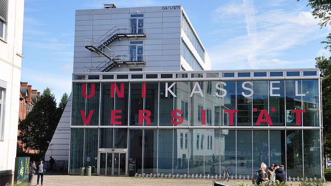 The photo shows a building at the University of Kassel 