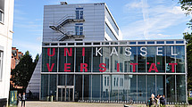 Das Foto zeigt ein Gebäude der Uni Kassel
