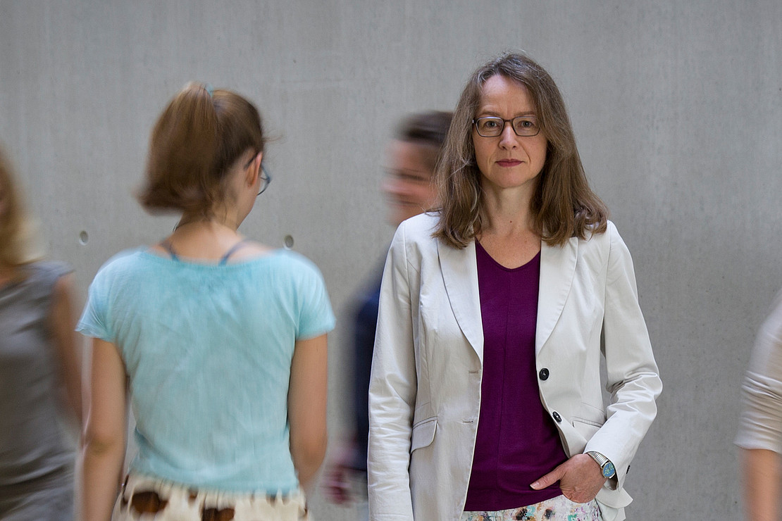 Portraitfoto von Prof. Dr. Kerstin Jürgens in weißem Blazer, ernst in die Kamera blickend