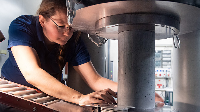 Auszubildende bei der Materialprüfung an der Universität Kassel