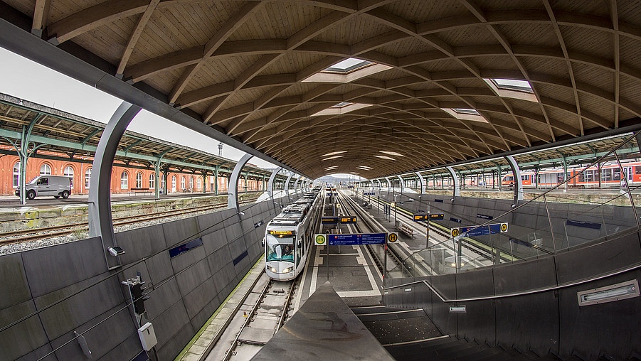 Regiotram im Hauptbahnhof Kassel.