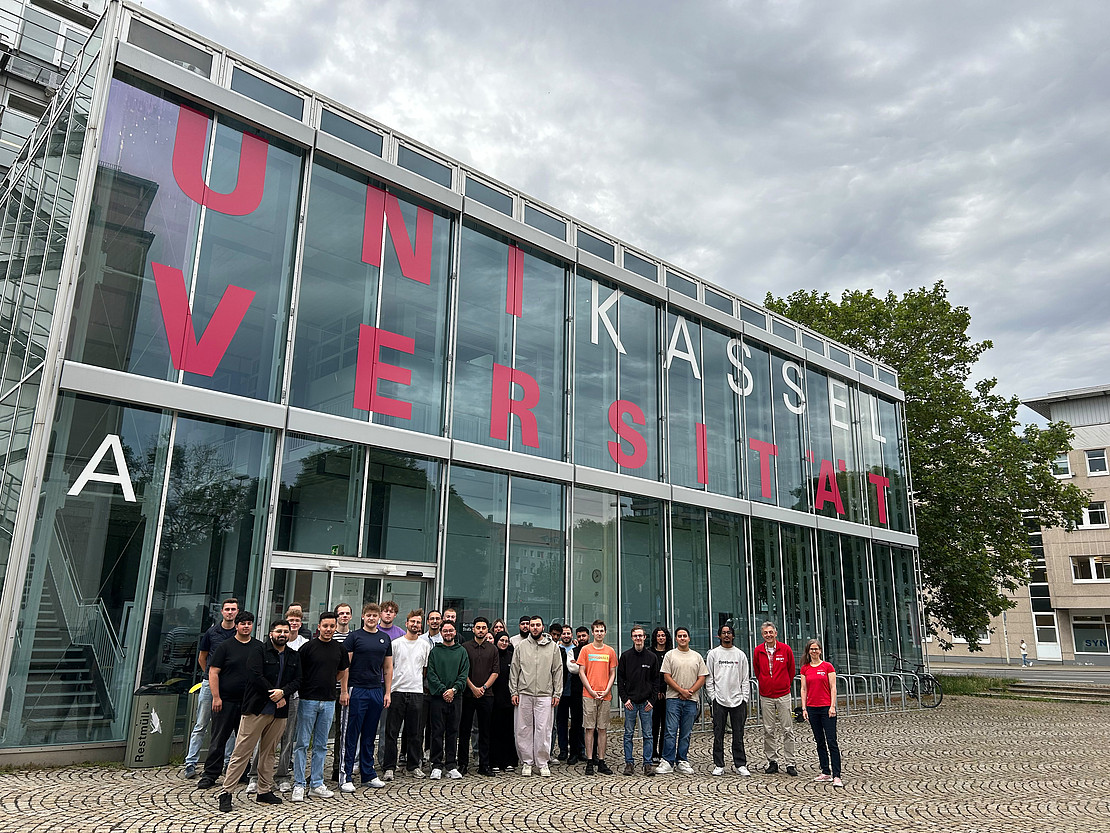 Zu Gast auf dem Campus: Auszubildende von Volkswagen besuchten im Rahmen einer MINT-Hub-Exkursion den Fachbereich Maschinenbau der Universität Kassel.