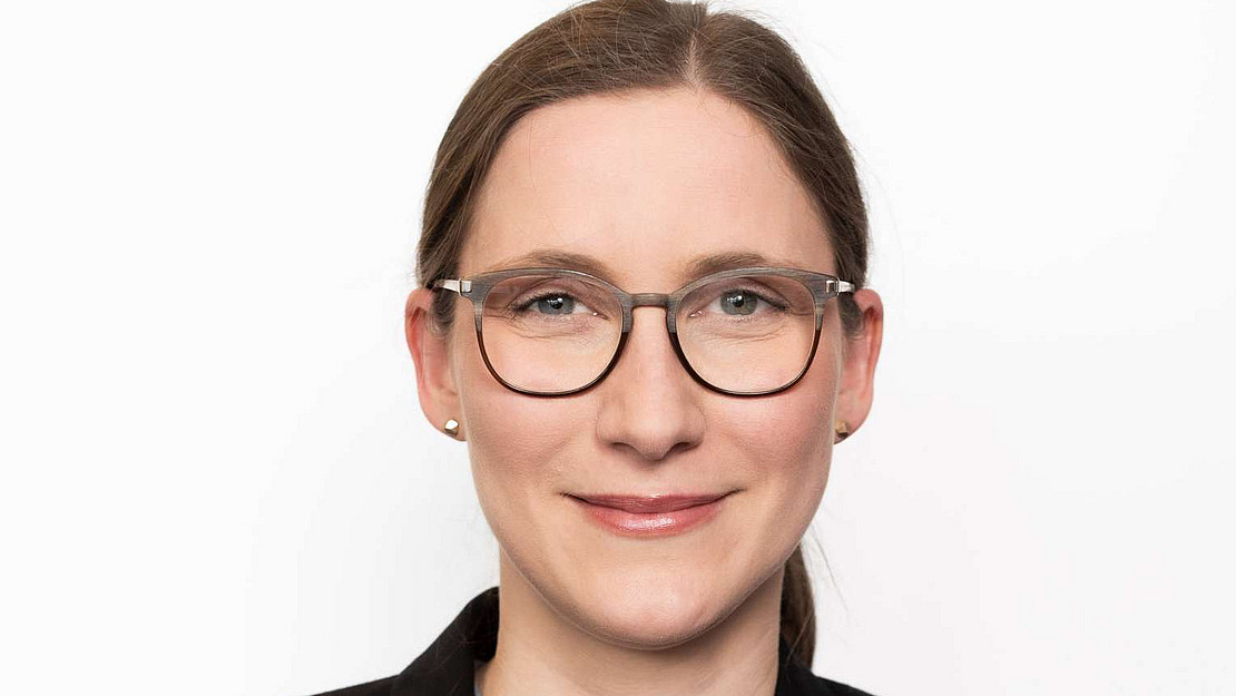 The photo shows Prof. Dr. Caroline Fischer 