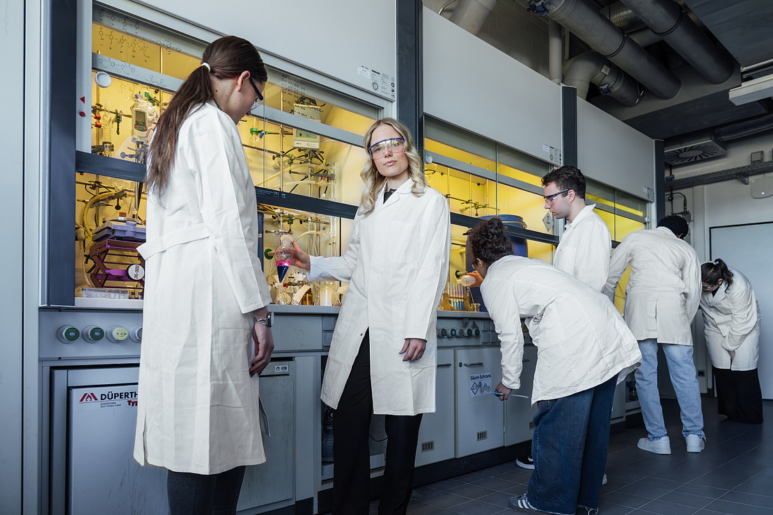 Imagebild: Studierende im Labor