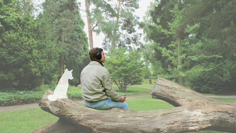 Fotocollage mit Mensch und Umriss eines Fuchses im Park