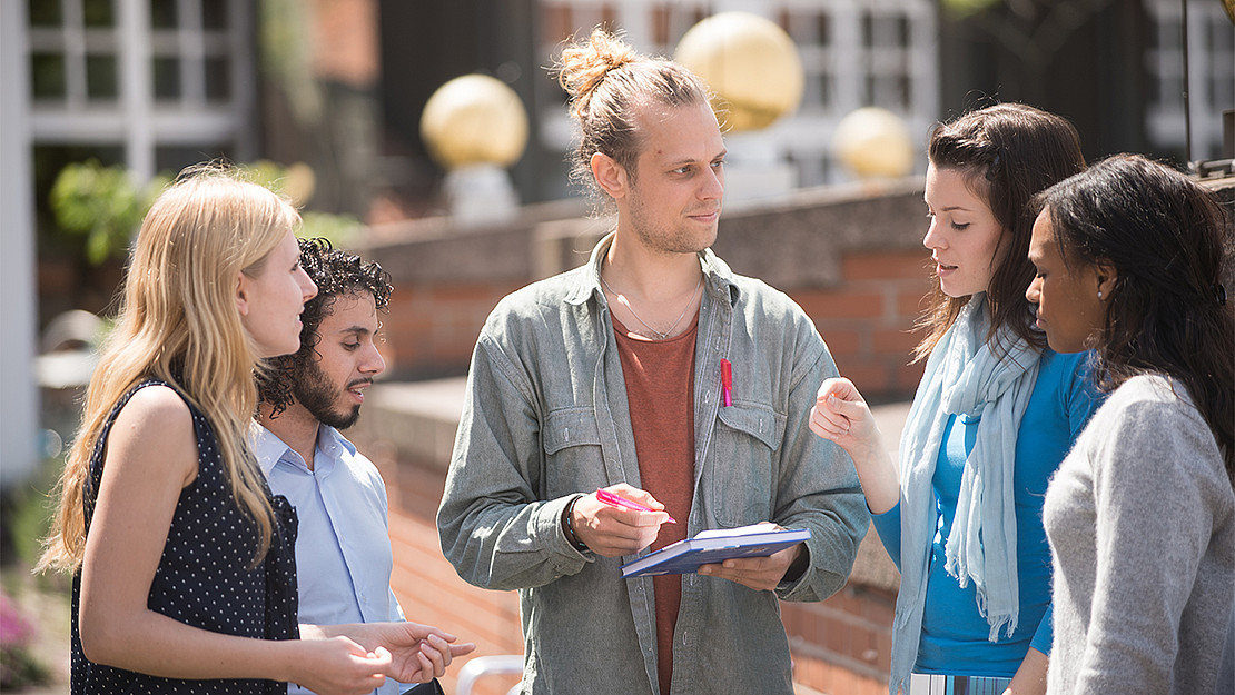 Studierende im Gespräch auf dem Campus