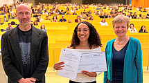 University President Prof. Dr. Ute Clement (right) and Prof. Dr. Aram Ziai, program director of the master’s program in Global Political Economy and Development (left), congratulate Letícya Sousa de Aquino Guedes on receiving the 2026 DAAD Prize.