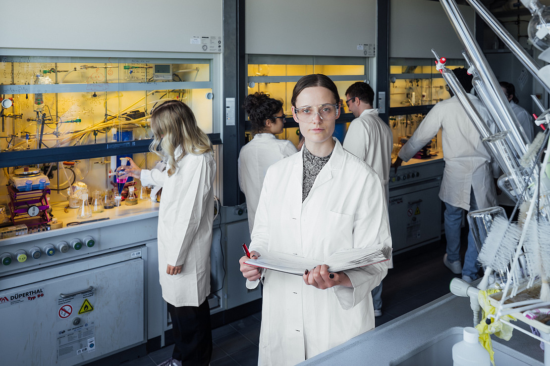 Imagebild: Studierende im Labor