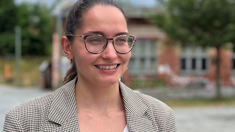 Portraitfoto von Dr. Anna Hollenbach auf dem Universitätsgelände