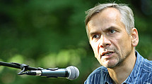 The photo shows Lutz Seiler