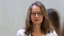Portraitfoto von Prof. Dr. Kerstin Jürgens in weißem Blazer