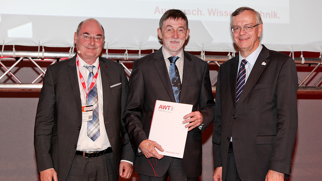 vlnr: Dr. Winfried Gräfen, Vorsitzender der AWT, der Geehrte  Prof. Berthold Scholtes sowie Laudator Prof. Hans-Werner Zoch