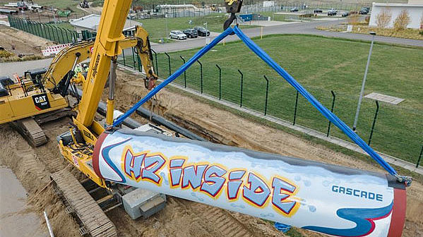 Pipeline mit Graffitischriftzug "H2 inside"