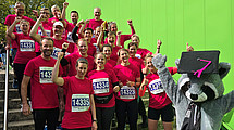 The photo shows the University of Kassel team running with mascot Kunibert.