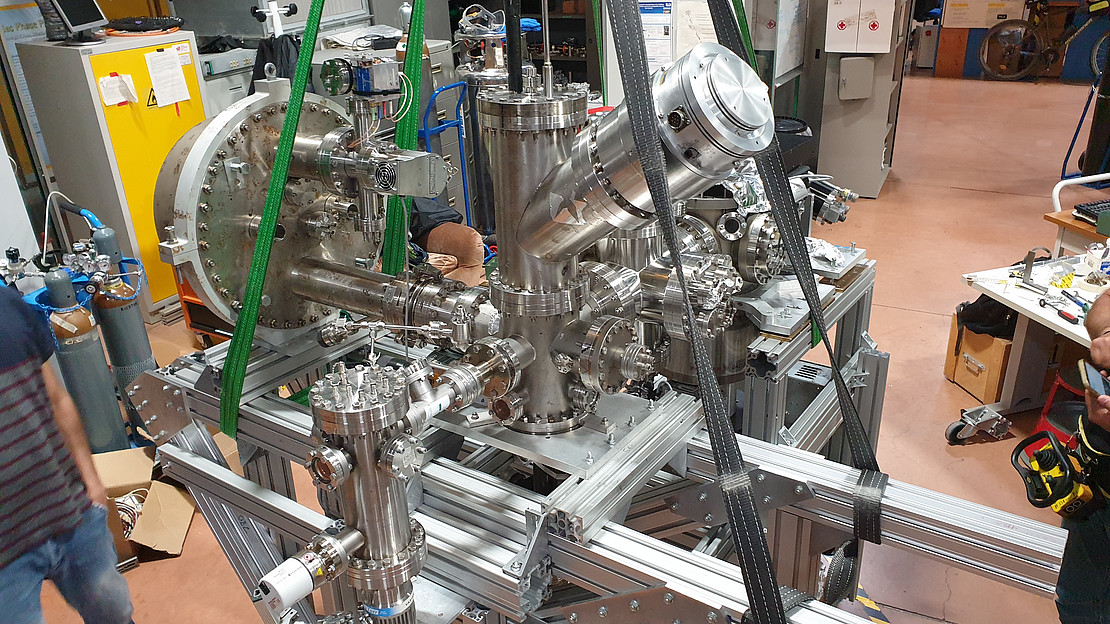 Experimenteller Aufbau am Synchrotron Elettra in Triest: Montage der Helium-Nanotröpfchenapparatur mit hemisphärischem Analysator am Gasphasen-Strahlrohr. Mit diesem Messsystem machte das Forschungsteam die schrittweise Auflösung des Salzes atomgenau sichtbar.