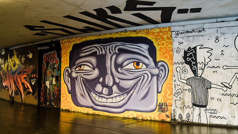 The picture shows a graffiti of the street art project "Raum für urbane Experimente" in Kassel's Nordstadt.