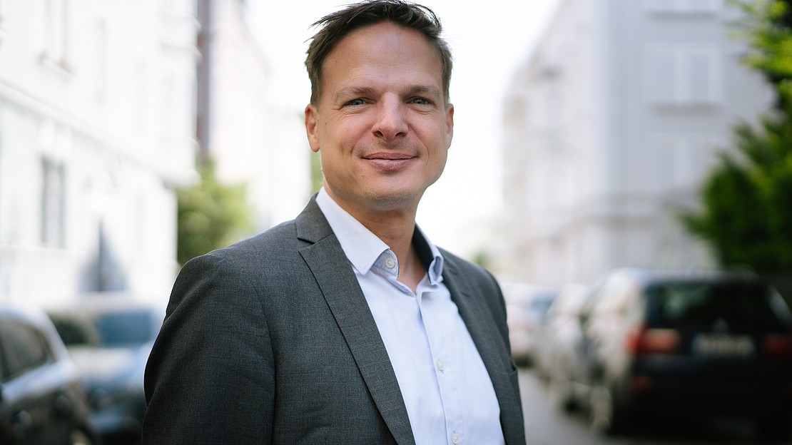 Prof. Dr. Christian Klein (im Bild) und Forschende seines Fachgebiets untersuchten die Akzeptanz des neuen Altersvorsorgedepots.