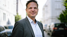Prof. Dr. Christian Klein (im Bild) und Forschende seines Fachgebiets untersuchten die Akzeptanz des neuen Altersvorsorgedepots.