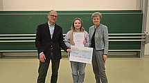 DAAD prizewinner Liana Baghdasaryan (center) with Dr. Hans Grote (left) and University President Prof. Dr. Ute Clement at the award ceremony.