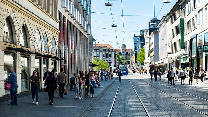 Das Bild zeigt die Einkaufsstraße in der Kasseler Innenstadt.