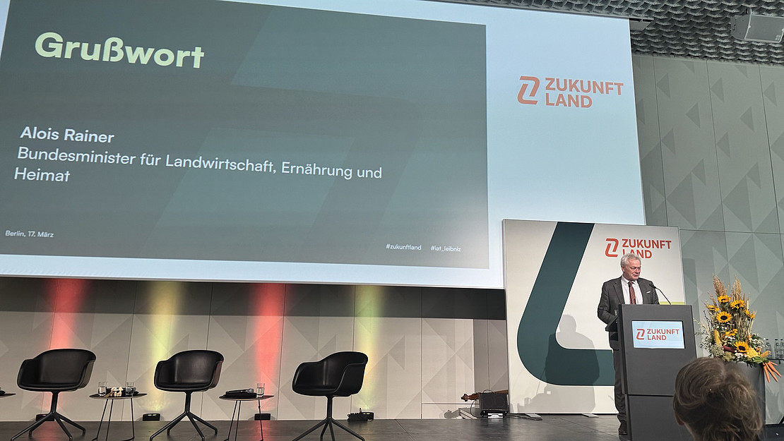 Minister auf dem Podium.
