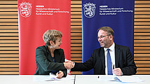 Universitäts-Präsidentin Prof. Dr. Ute Clement mit Wissenschaftsminister Timon Gremmels. 