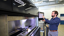 UNIfipp-Geschäftsführer Michael Hartung an einem 3D-Drucker.