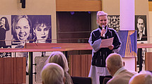 Das Bild zeigt die Künstlerin Katrín Hahner mit einer Meditation zu Rún Tryggvadóttirs Audiokunstwerk während des ersten Zukunftsdialogs im März 2022